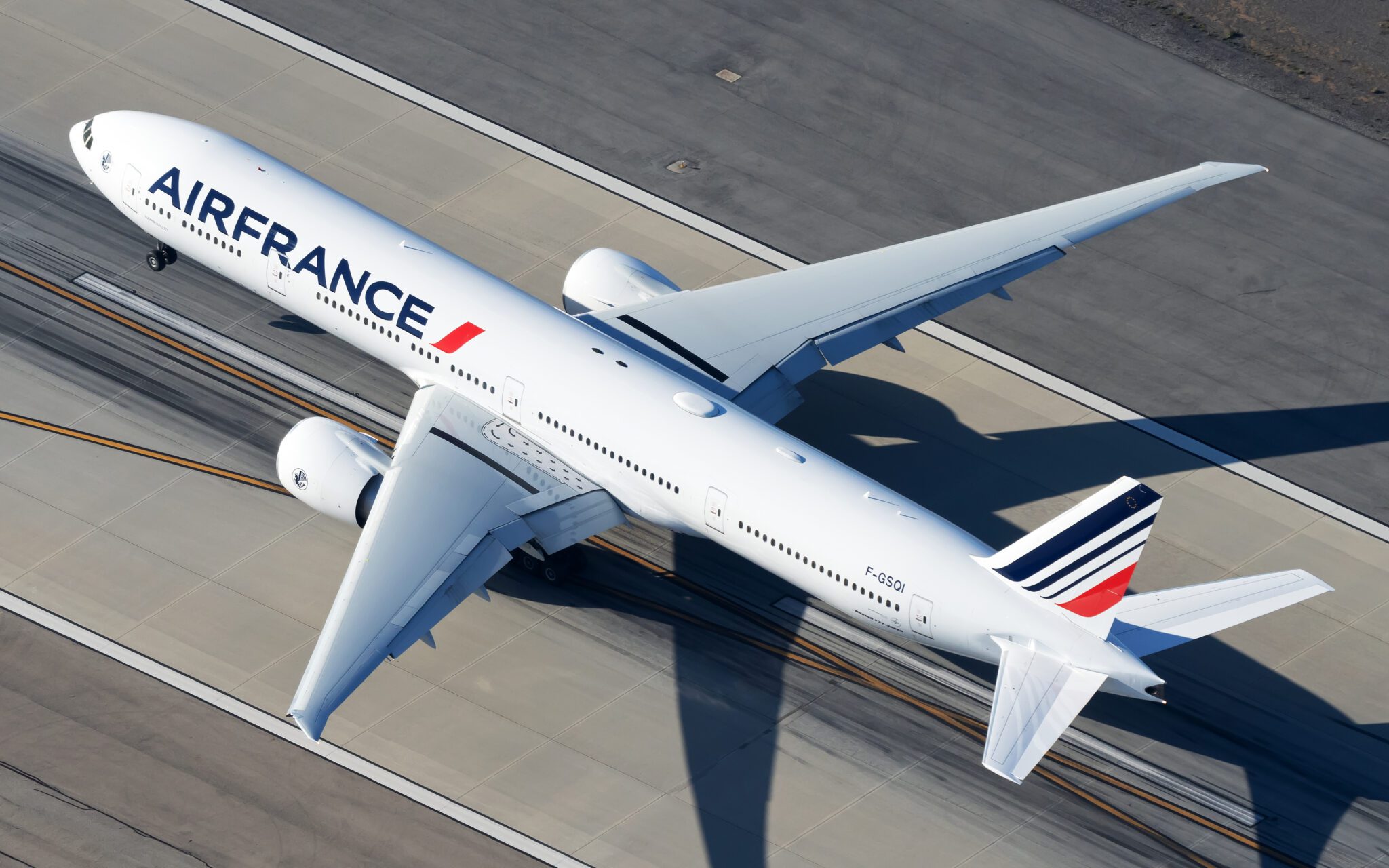 An Air France 777 on the runway.