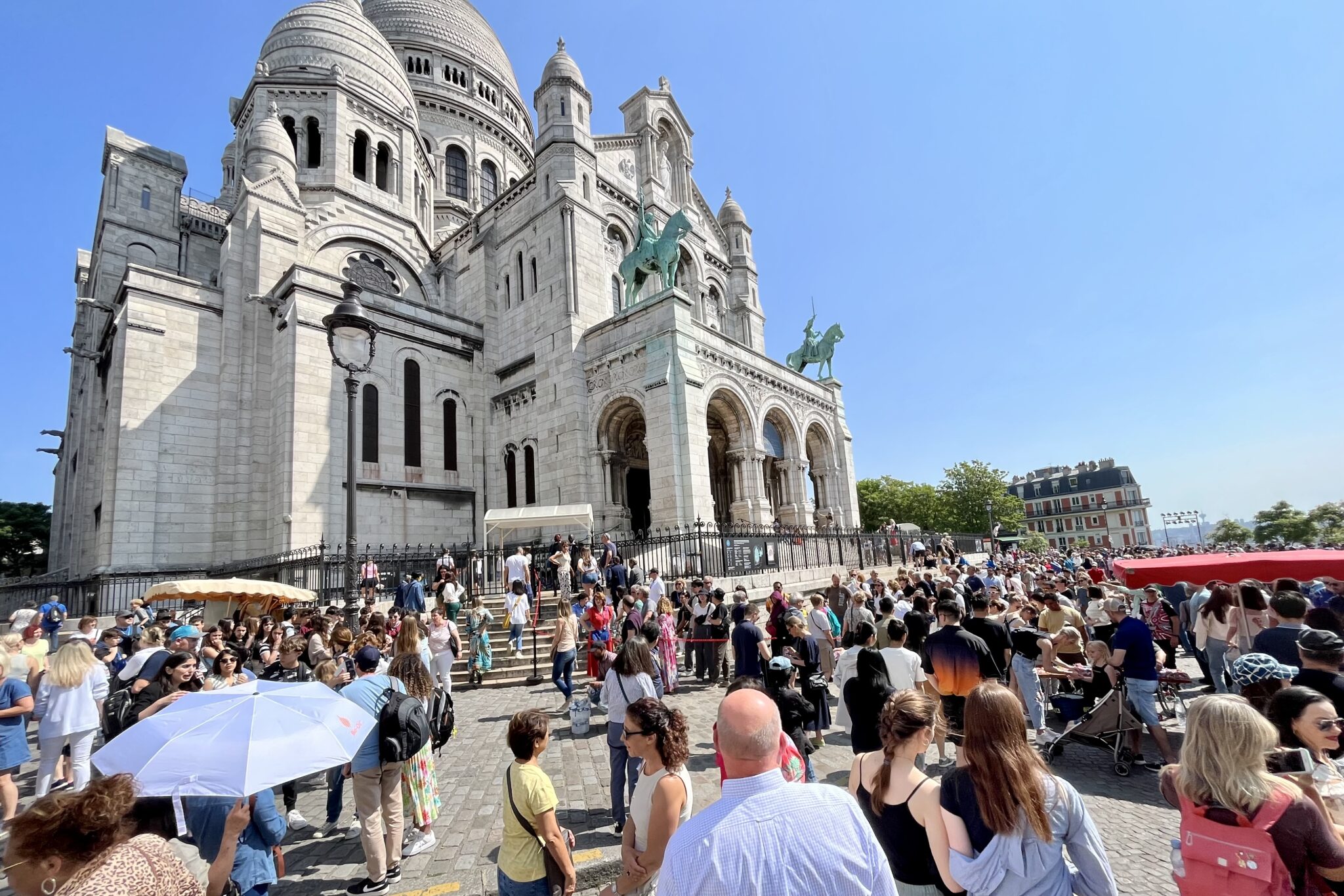 Tourists around Paris’ Basilica of Sacré Coeur de Montmartre